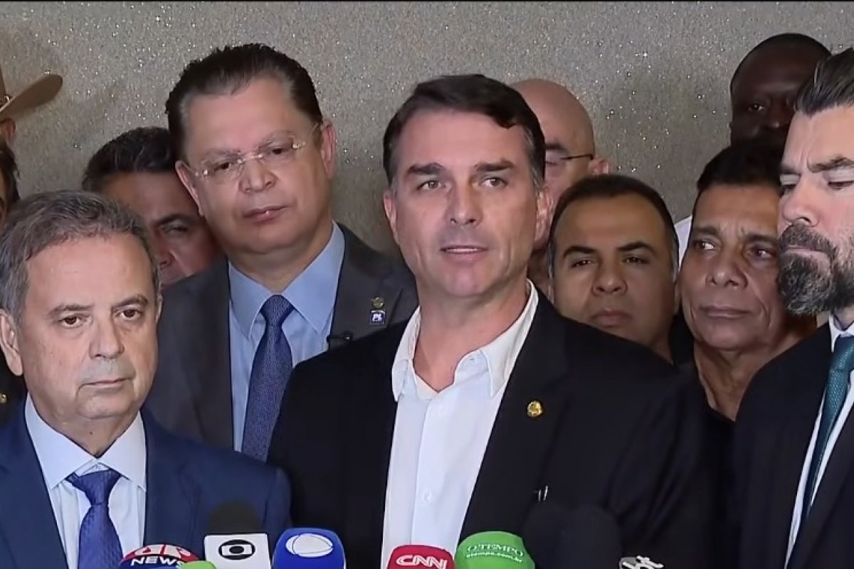 Flávio nega candidatura ao Planalto e diz que nome da direita “sairá da boca de Bolsonaro”