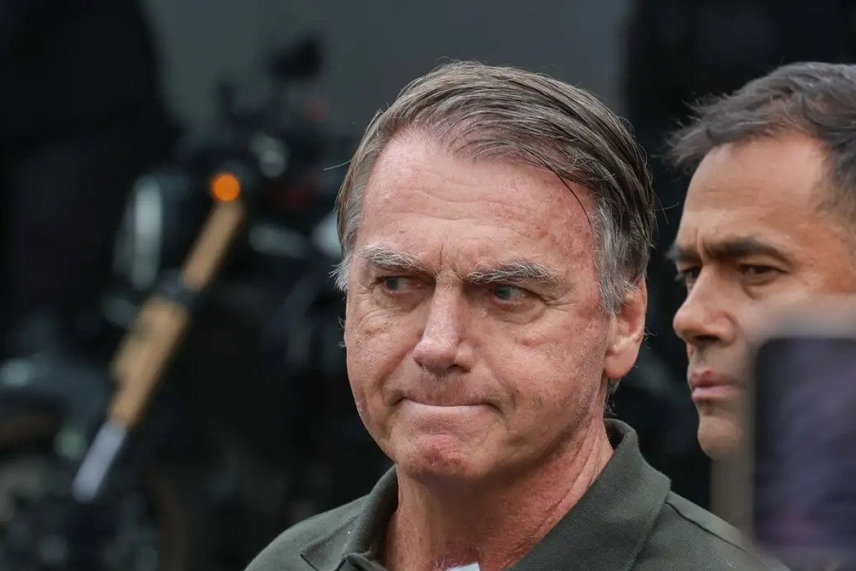 Para investigadores, alteração na versão sobre a tornozeleira complica a defesa de Bolsonaro