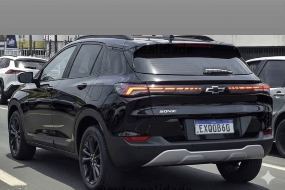 Flagra mostra traseira do novo Chevrolet Sonic