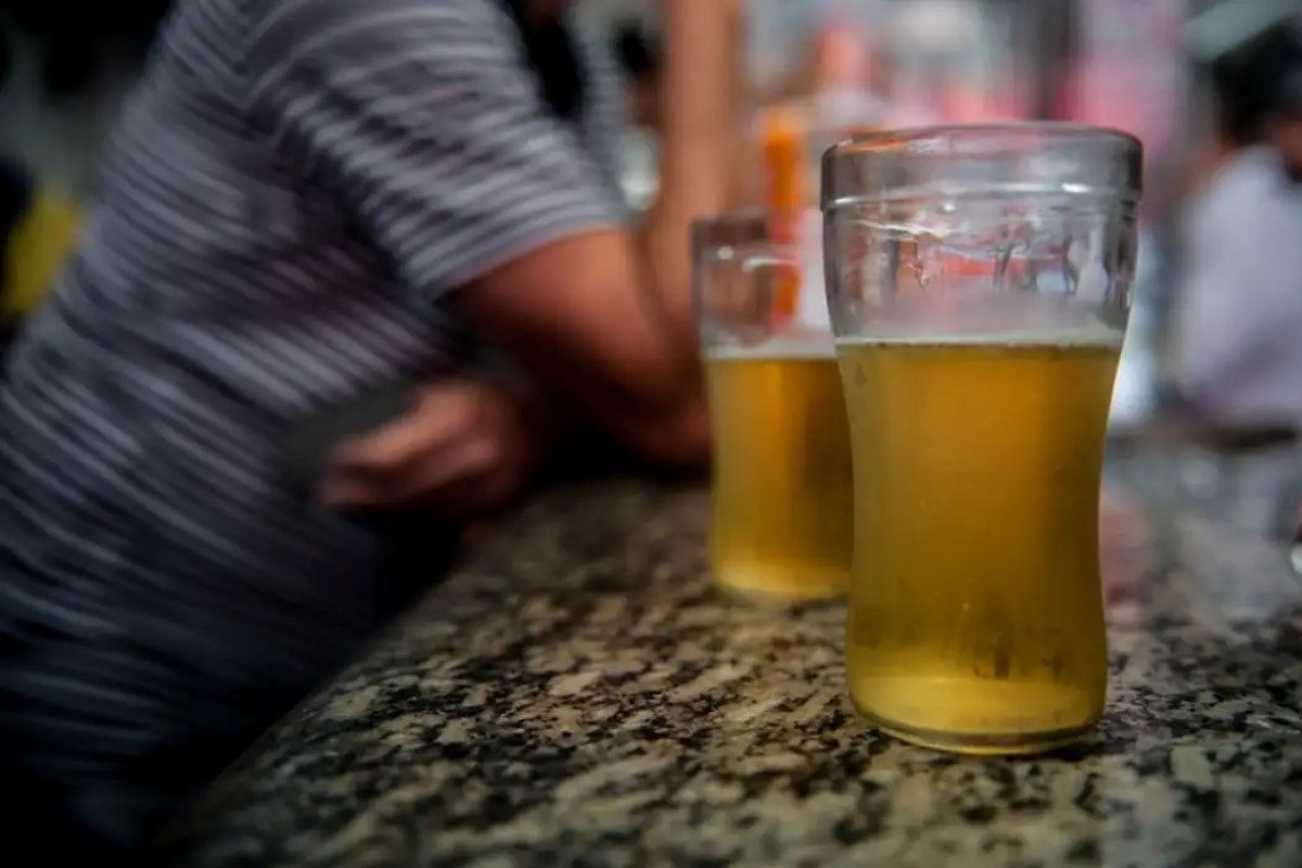 Consumo de álcool cai no Brasil, mas internações e mortes entre idosos disparam, aponta CISA