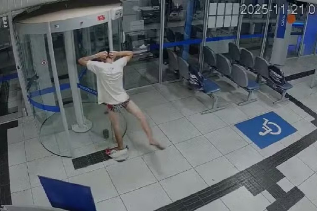 Vídeo: homem tenta roubar banco, fica preso na porta giratória e é capturado pela polícia