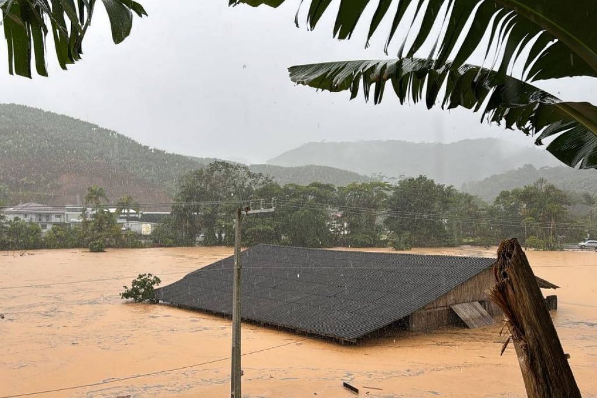 Cidade fica submersa no Vale do Itajaí (SC), e mais de 30 municípios são afetados pelas chuvas