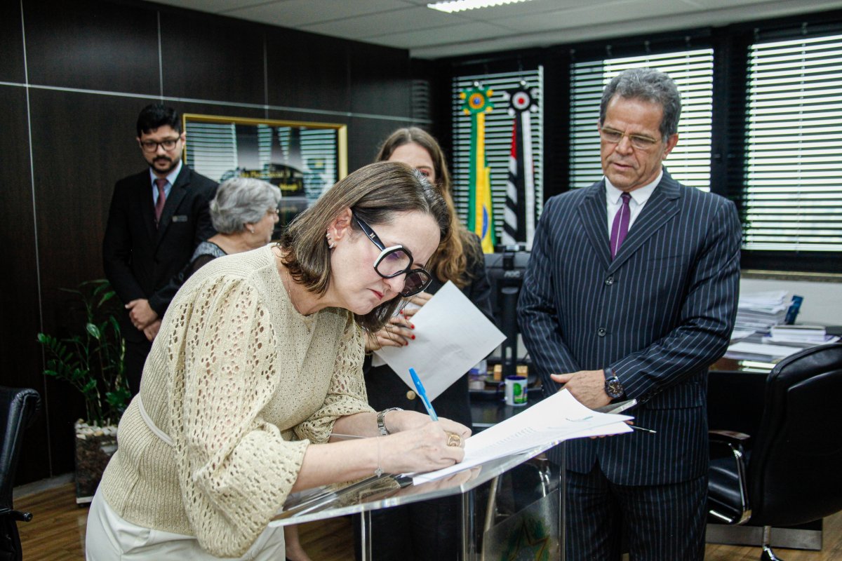 Juíza conclui graduação de período integral em Medicina e vira alvo de investigação devido à dupla jornada