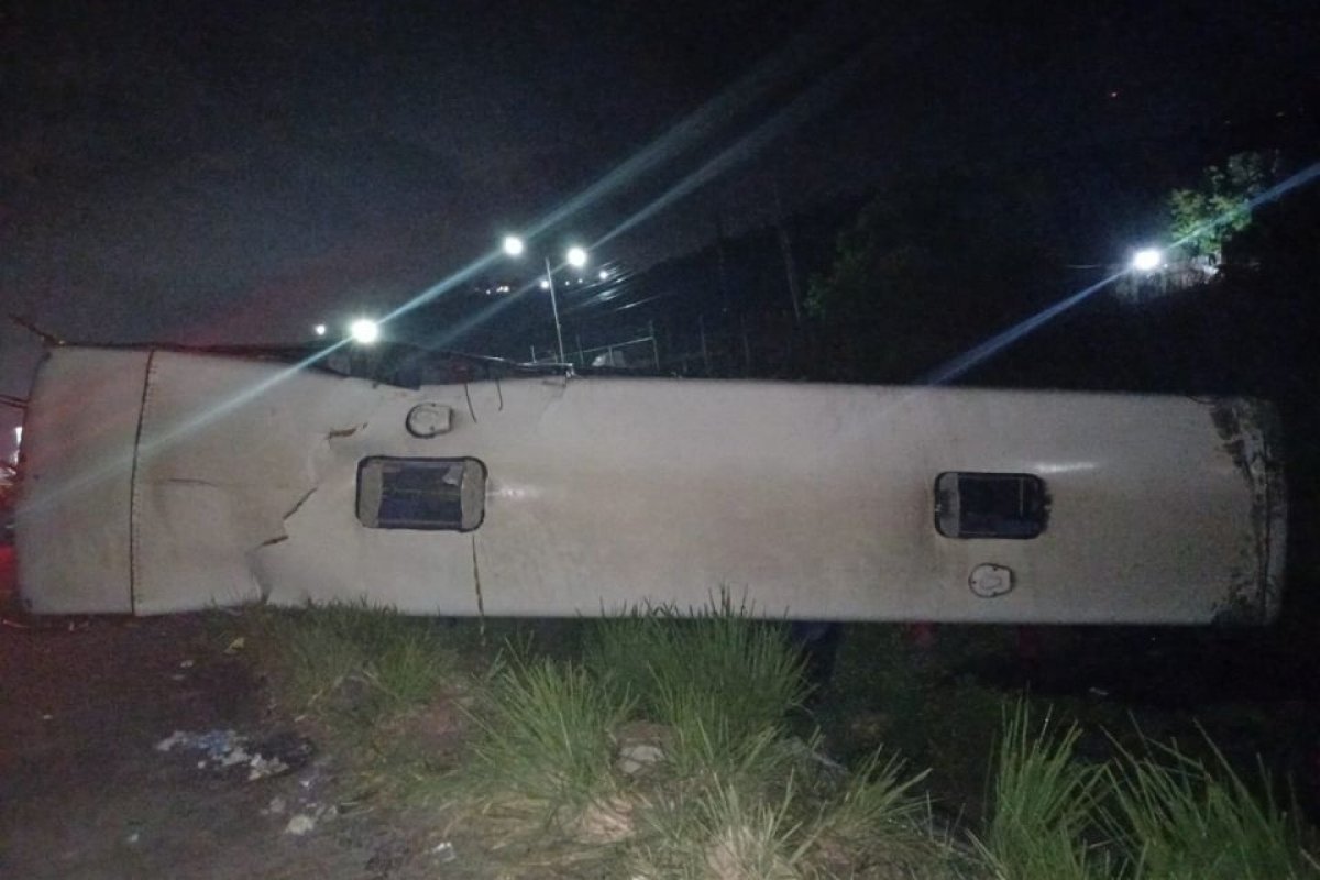 Colisão entre ônibus e carreta deixa 16 feridos na BR-232, no Grande Recife