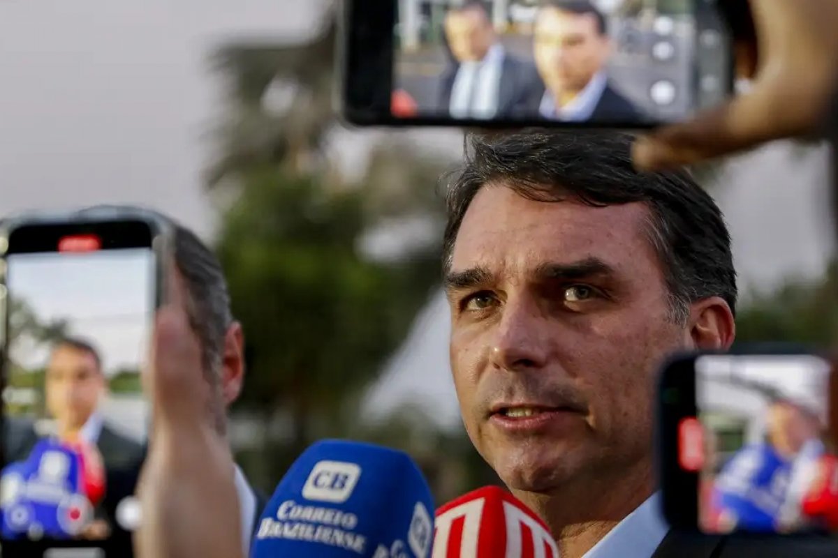 Flávio visita Bolsonaro e diz que ex-presidente teve nova crise de soluço durante a noite