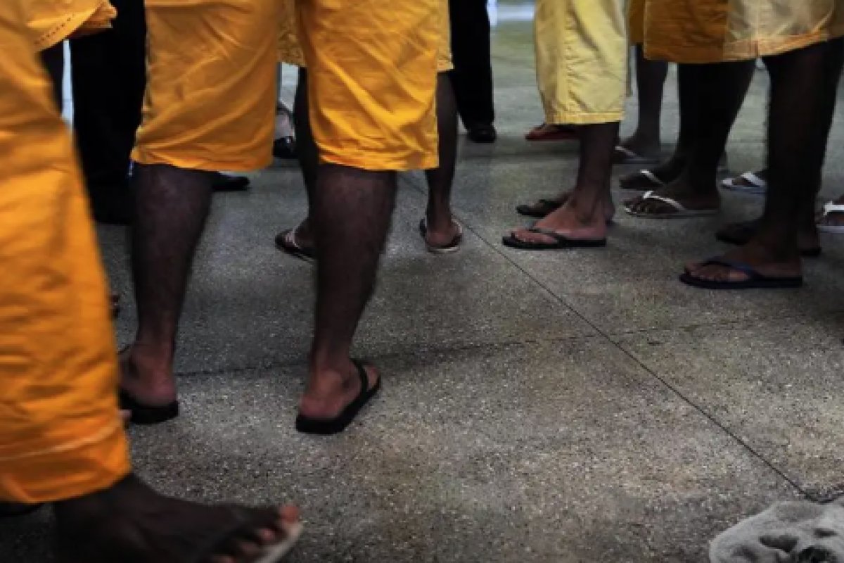 Negros presos com drogas têm penas maiores e menos benefícios do que brancos, aponta estudo