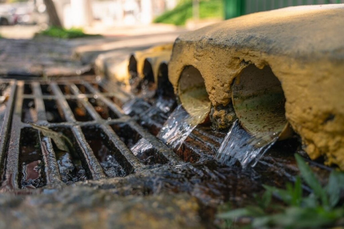 Distante da meta, Brasil perde 40,3% da água tratada que produz