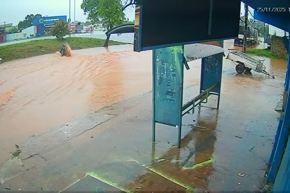 VÍDEO: motociclista é engolido por água em rua alagada durante tempestade em Barreiras