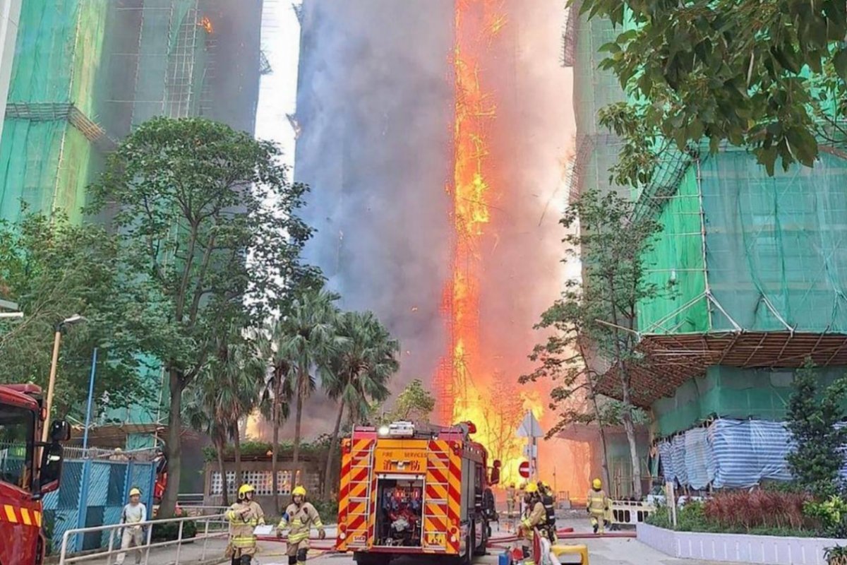 Incêndio atinge condomínio de arranha-céus e deixa 13 mortos e 15 feridos em Hong Kong 