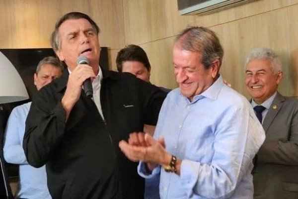 [Bolsonaro acumula aposentadorias e salário; veja quanto por mês]