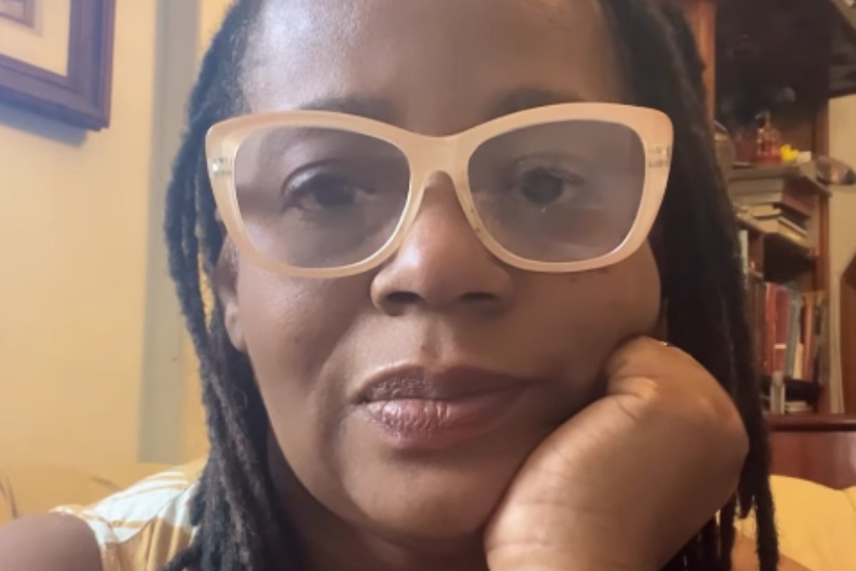 Escritora ganhadora do Prêmio Jabuti relata ter sido vítima de racismo na frente de casa