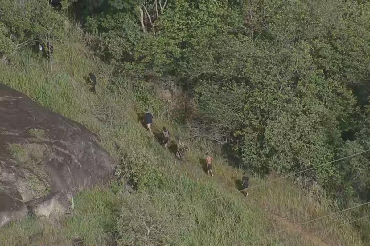 Grupo armado foge pela mata durante operação policial no Rio de Janeiro