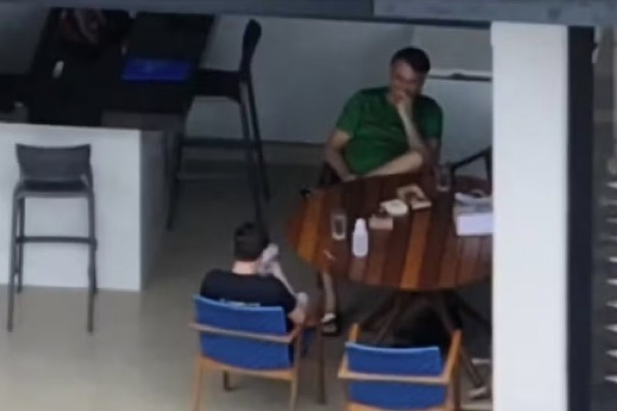 Defesa de Bolsonaro nega que ele tenha usado ou olhado celular de Nikolas durante visita