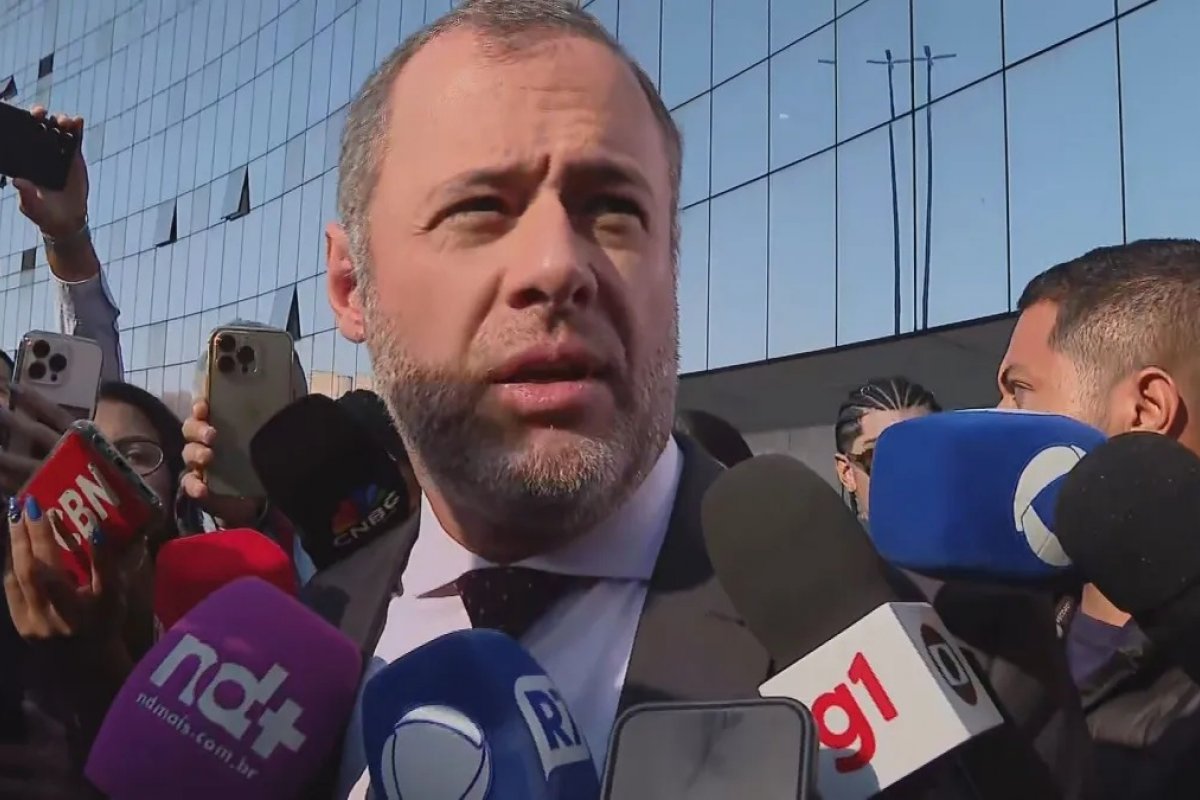 "Interagir com a tornozeleira não significa, não equivale dizer que você pretendia fugir", afirma advogado de Bolsonaro 