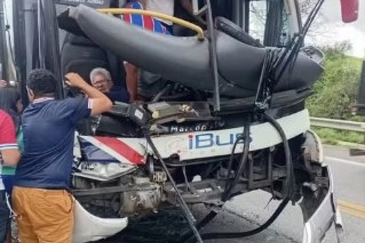Ônibus que transportava torcida do Fortaleza bate em carreta na Bahia