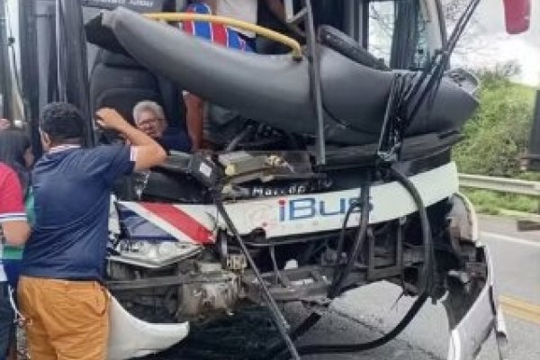 [Ônibus que transportava torcida do Fortaleza bate em carreta na Bahia]