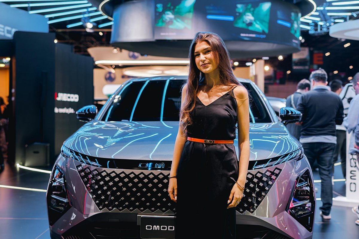 Omoda entrega carro número 5.000 no Salão do Automóvel