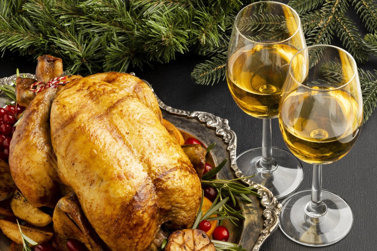 Consumo de aves cresce no fim do ano e acende alerta para procedência: riscos vão de plástico até contaminantes metálicos encontrados nos produtos!