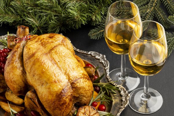 [Consumo de aves cresce no fim do ano e acende alerta para procedência: riscos vão de plástico até contaminantes metálicos encontrados nos produtos!]