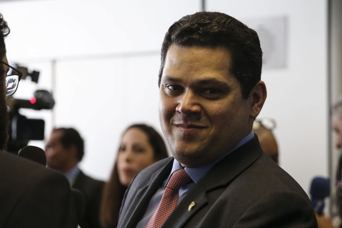 Senado negocia com governo para esfriar manifestação