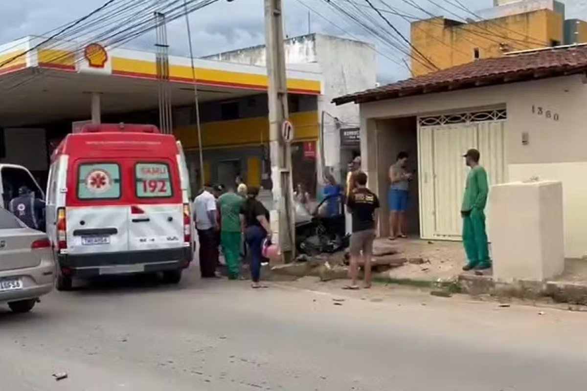 Homem morre após perder controle do carro e bater em poste em Barreiras