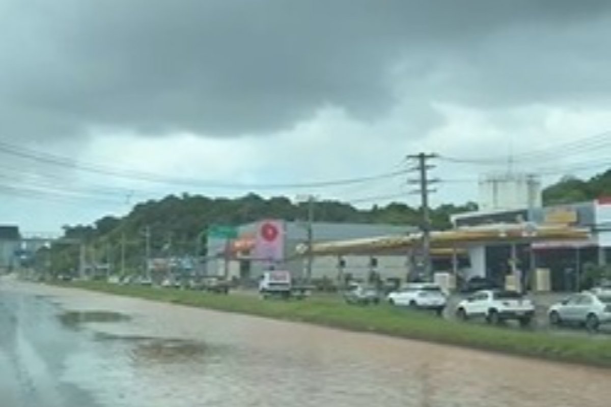 Vídeo: rompimento de duto provoca vazamento na região da Paralela, em Salvador