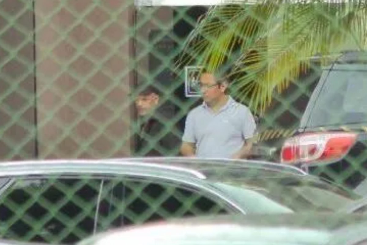 Irmão de Michelle leva refeição especial a Bolsonaro na sede da PF em Brasília