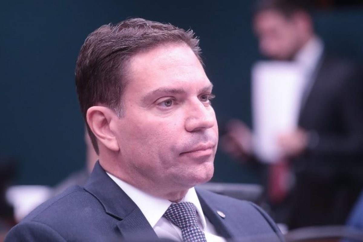 Foragido, Ramagem desafia Moraes a enviar pedido de extradição aos EUA