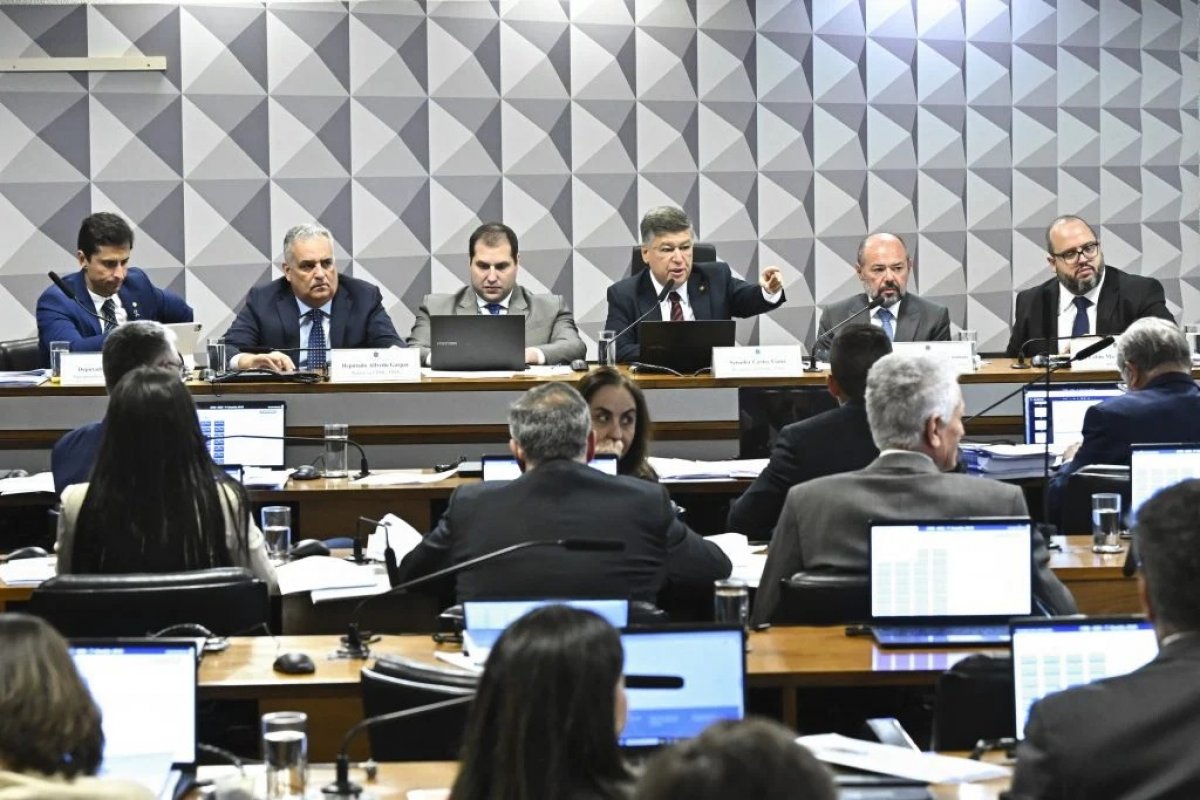 Polícia Legislativa conduz ex-coordenador do INSS para depor na CPMI 