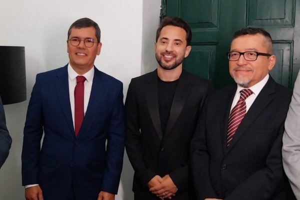 [Vídeo: Meia Everton Ribeiro, do Bahia, recebe título de Cidadão Soteropolitano ]