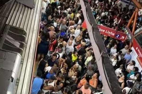 [Falha em trem provoca superlotação nas estações de metrô em Salvador]