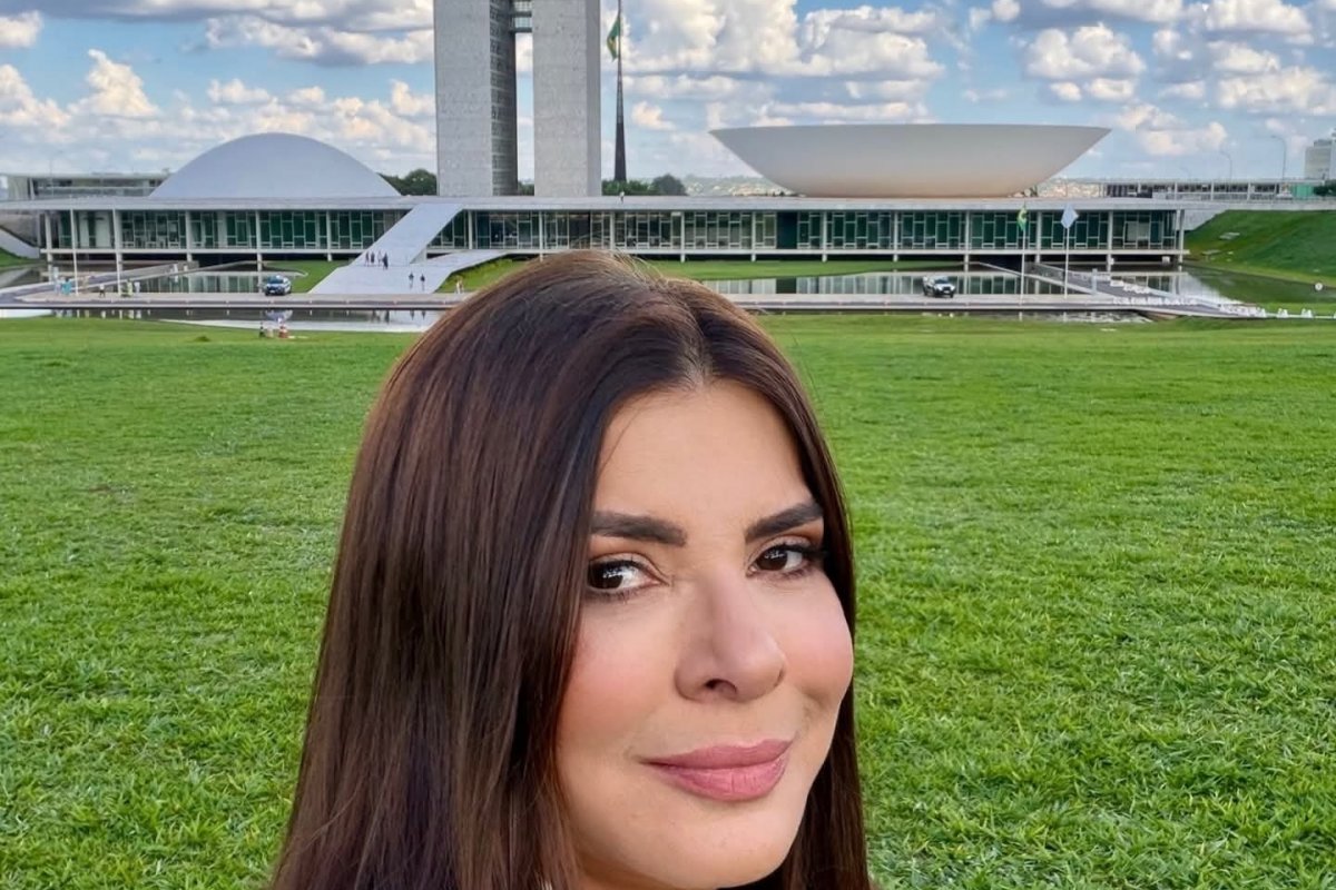 Mara Maravilha visita Brasília e dispara: "Brasileiro não desiste nunca!