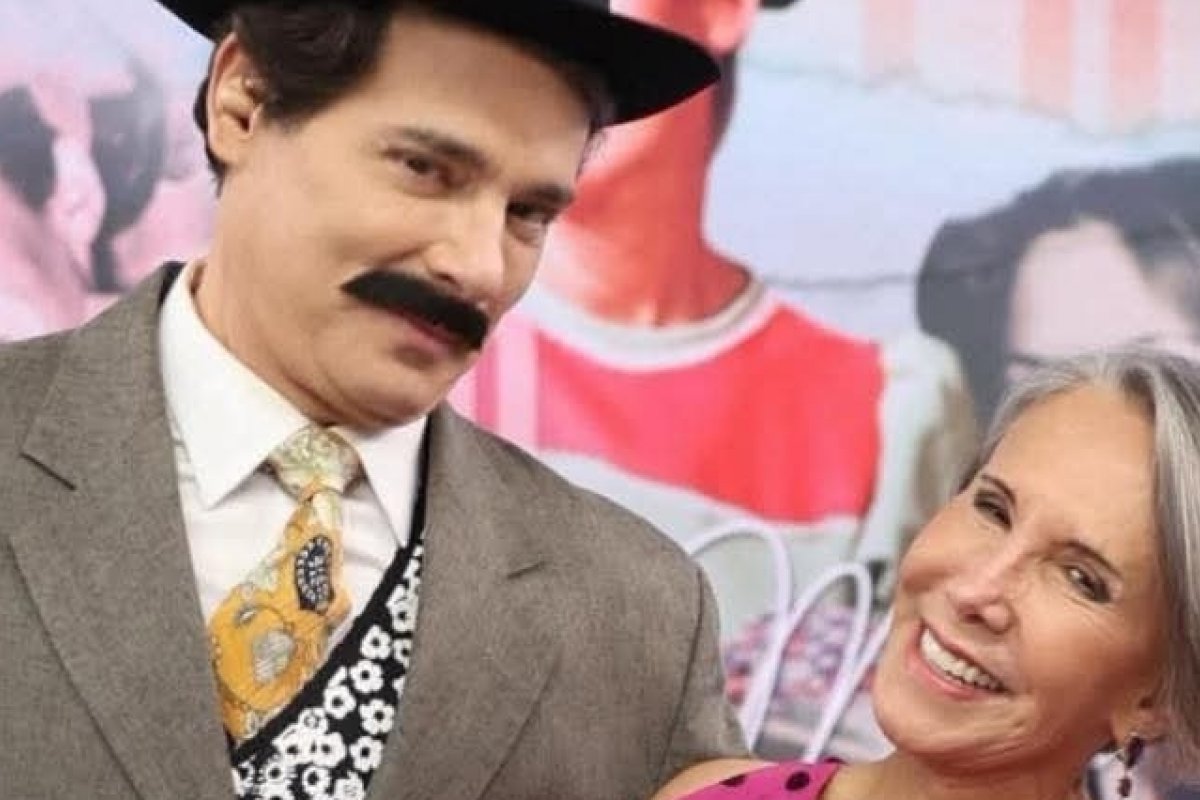 Celso Portiolli recebe Dona Florinda vestido de Professor Girafales!
