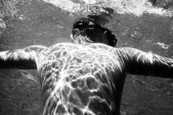 [Com exposição inédita em São Paulo, Pedro Arieta celebra a fotografia e o mergulho no Oriente Médio! ]