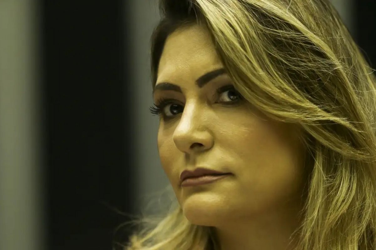 Michelle pede perdão a filhos de Bolsonaro e volta a criticar Ciro Gomes: 'sempre será um perseguidor e um maledicente'