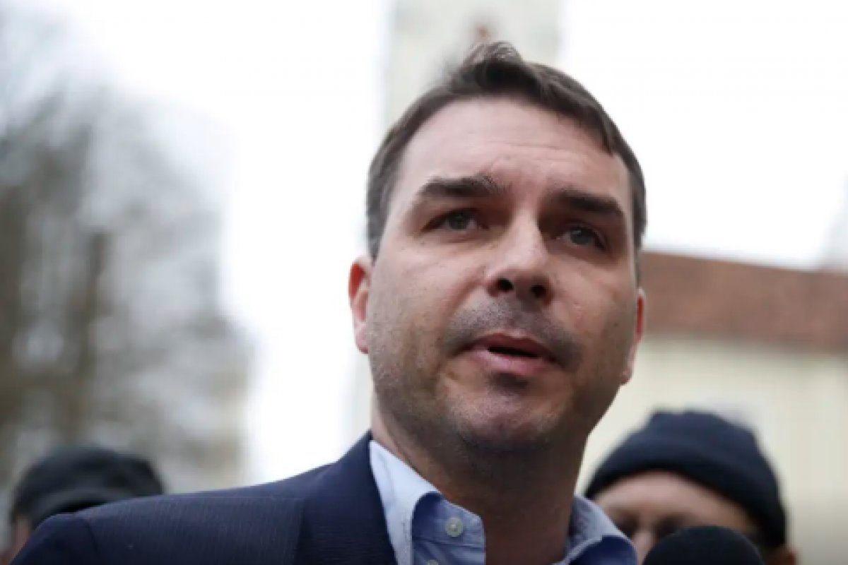  Flávio visita Bolsonaro e diz que pediu desculpas a Michelle após críticas