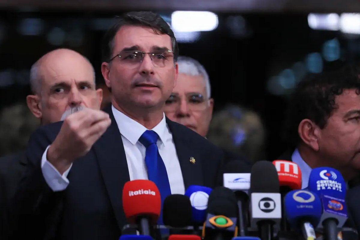 "Conversamos como adultos" diz Flávio Bolsonaro sobre reunião do PL