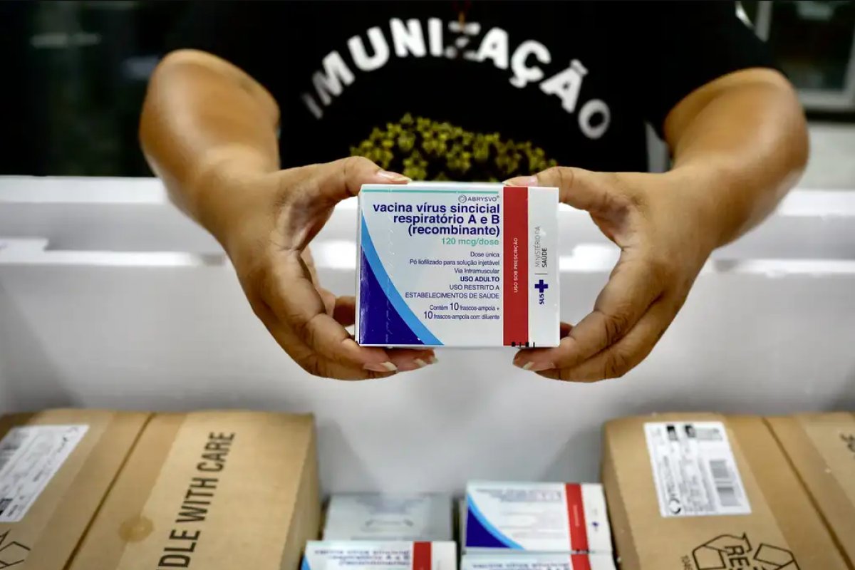 Governo começa a distribuir vacina contra vírus sincicial respiratório
