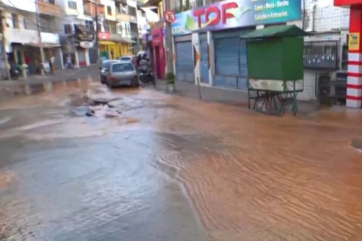 Cinco bairros de Salvador têm fornecimento de água interrompido após rompimento em rede adutora