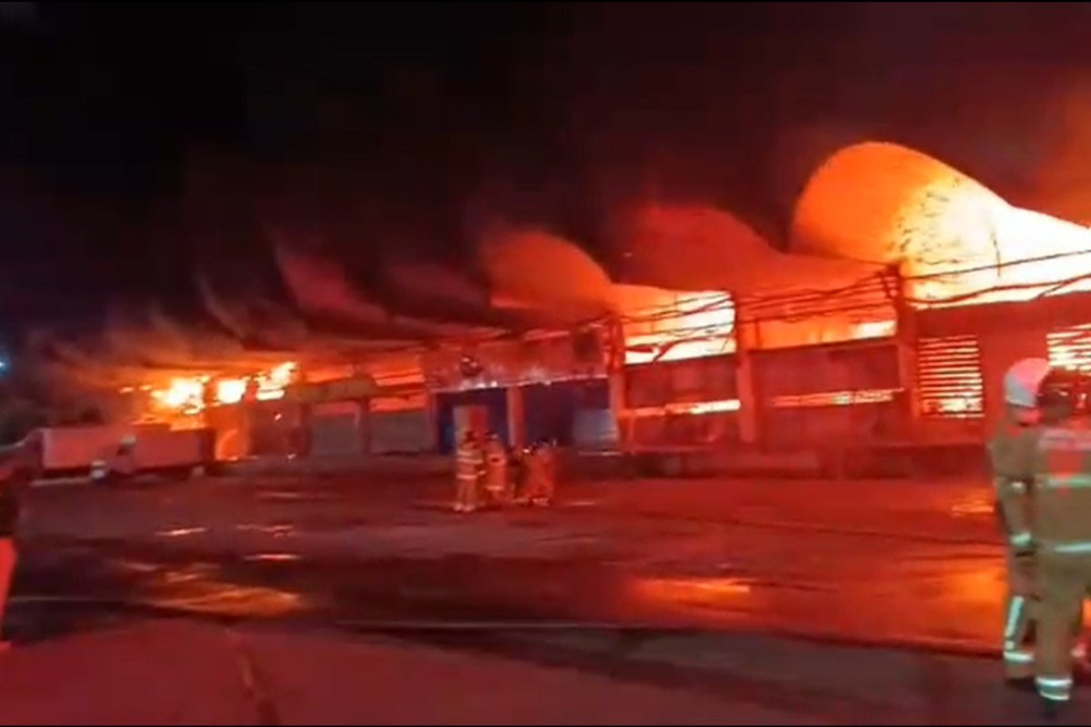 Vídeo: Incêndio de grandes proporções atinge Ceasa, na zona Norte do Rio de Janeiro