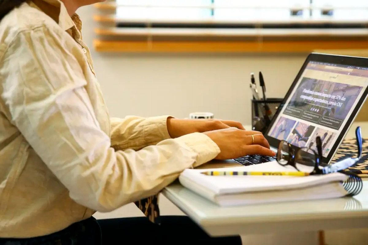 Mulheres diretoras e gerentes ganham 32,7% a menos que homens no mesmo cargo no Brasil