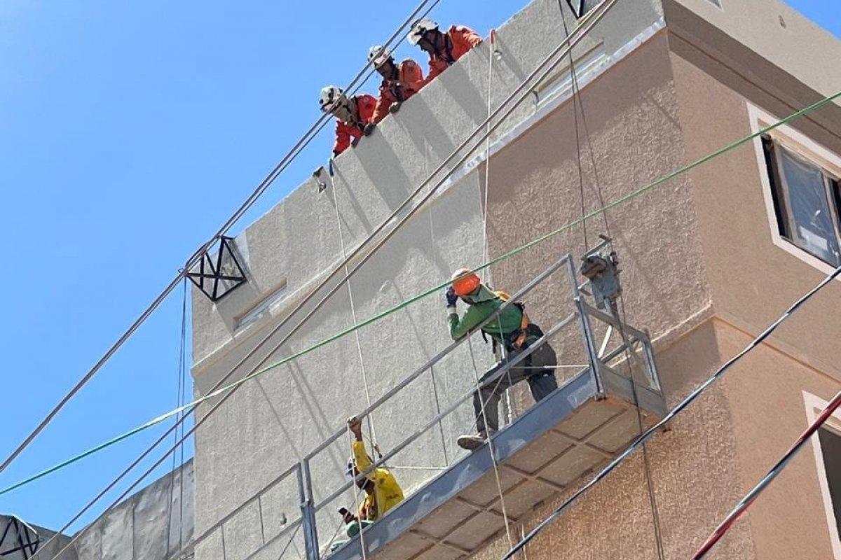 Corpo de Bombeiros resgatam trabalhadores presos em altura de 12 metros