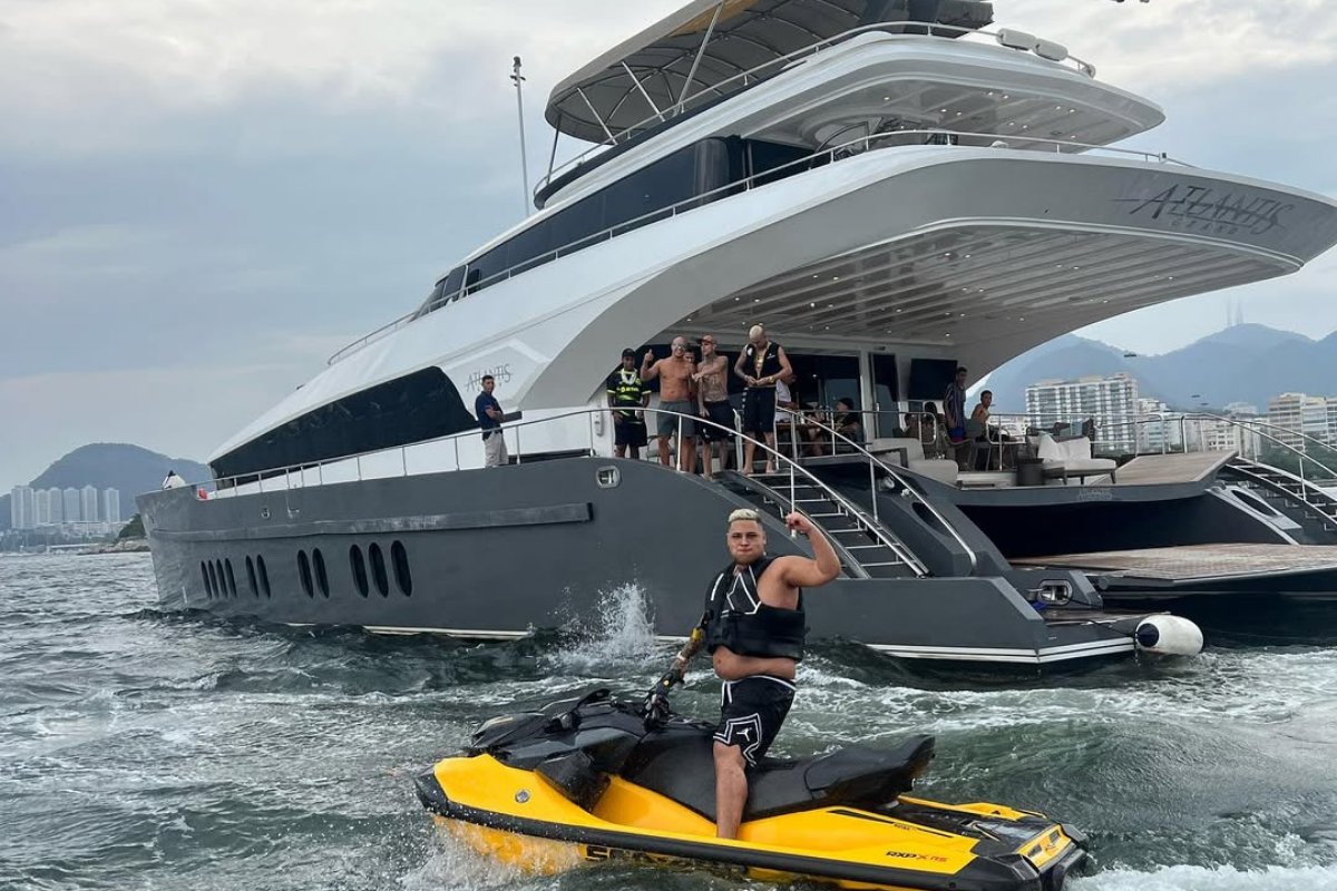 Vídeo: MC Ryan SP tem casa invadida pela polícia durante festa