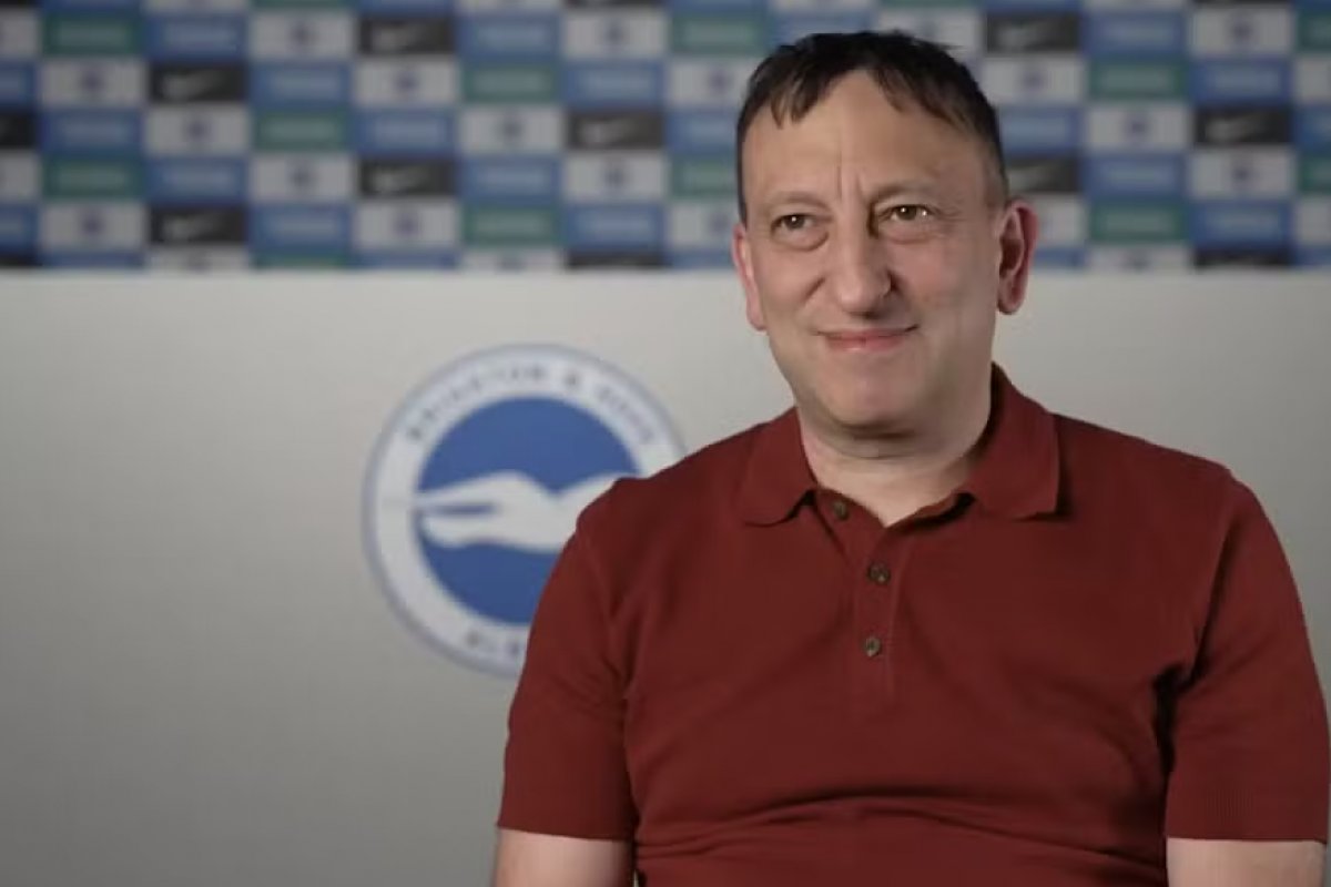 Dono do clube Brighton é acusado de liderar esquema de apostas em jogos de futebol