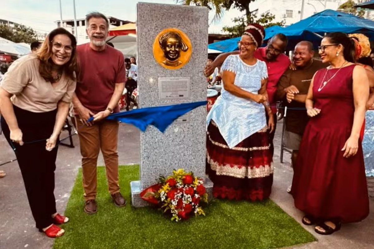 Obra em homenagem à Cira do Acarajé é inaugurada no bairro de Itapuã, em Salvador