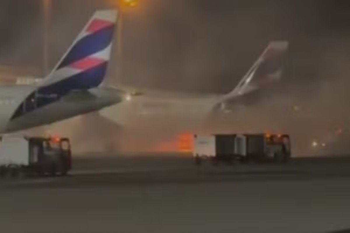 Vídeo: avião é evacuado após incêndio em veículo de bagagens no aeroporto de Guarulhos