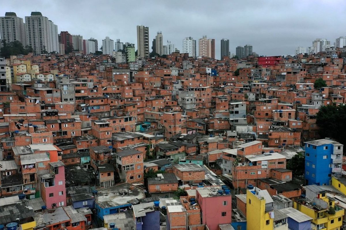 Ruas sem árvores, sem calçada e sem rampas para cadeirantes: IBGE aponta desigualdades significativas nas favelas de Salvador  