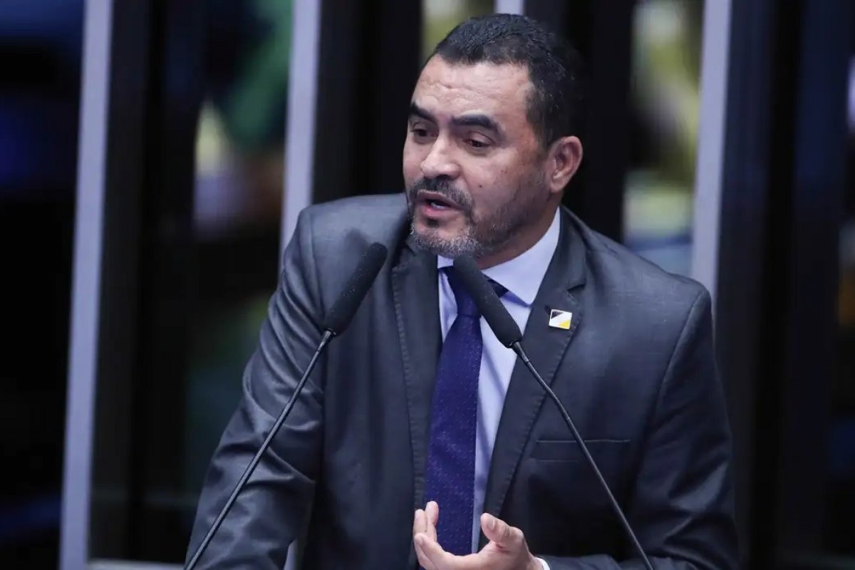 Nunes Marques derruba decisão que afastou governador de Tocantins do cargo