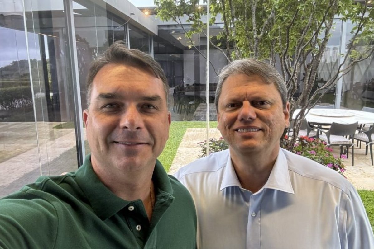 Antes do anúncio oficial, Flávio Bolsonaro avisou a Tarcísio que foi o escolhido do pai para o Planalto