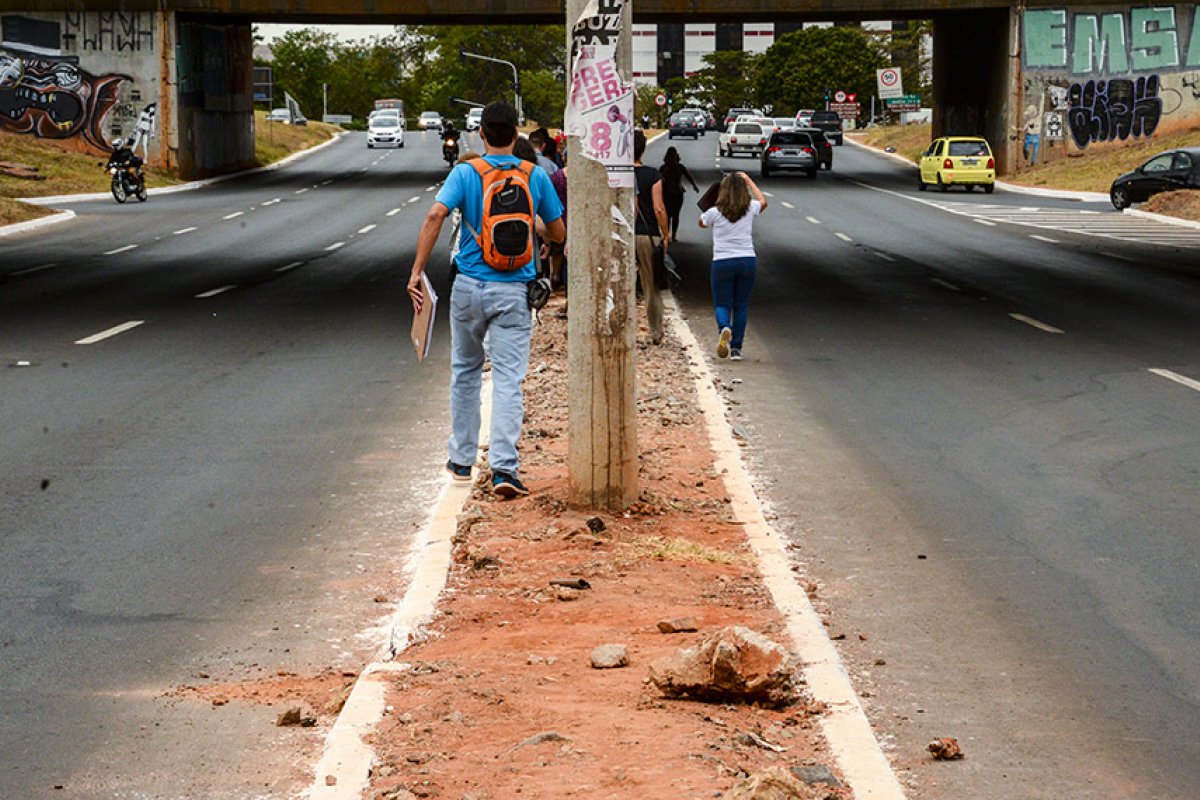 96% dos moradores de favelas vivem em ruas com obstáculos nas calçadas